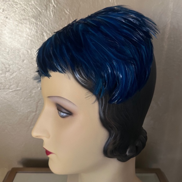 CLASSY 1950s\' COCKTAIL HAT COVERED IN NAVY FEATHERS & SEQUIN CIRCLE. main image 2